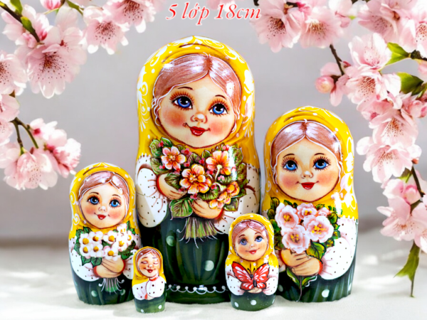 búp bê Nga 5 lớp 18cm ôm hoa vàng