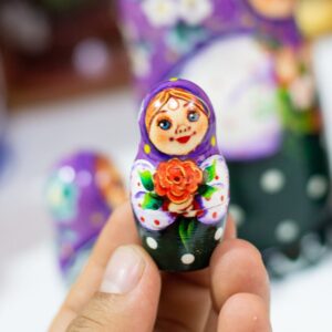 BÚP BÊ NGA 5 LỚP 15CM ÔM HOA TÍM