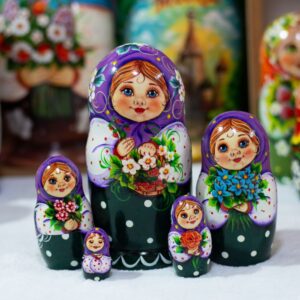 BÚP BÊ NGA 5 LỚP 15CM ÔM HOA TÍM