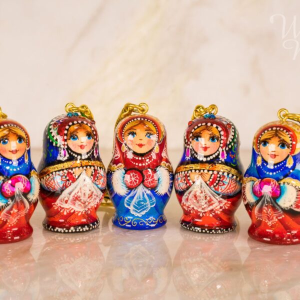 móc khóa búp bê cầm khăn